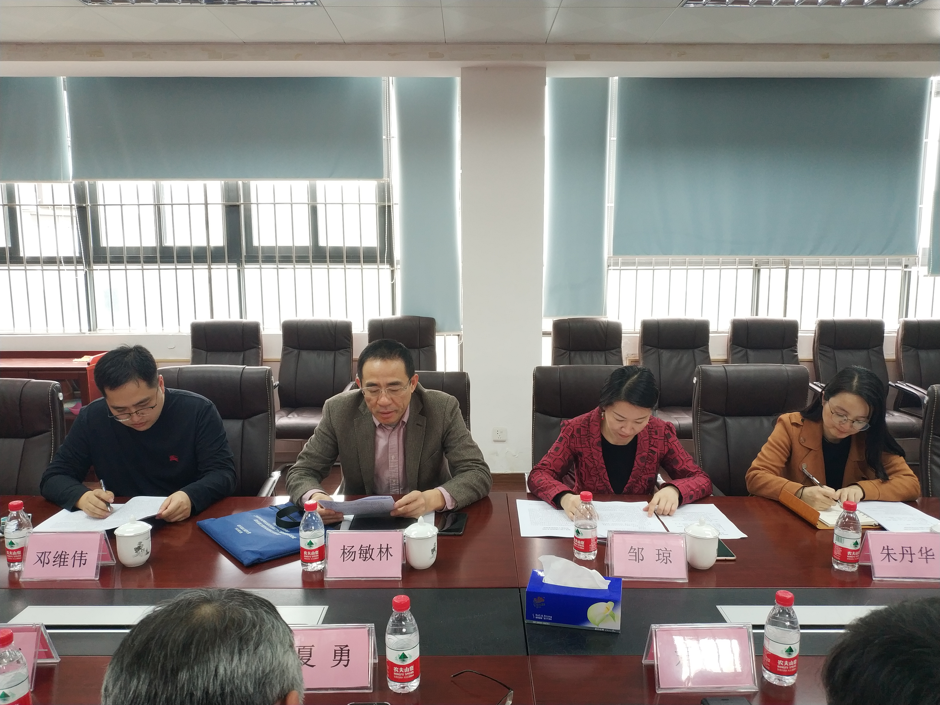 腐漫画
党总支召开2018年度党员领导干部民主生活会2.jpg