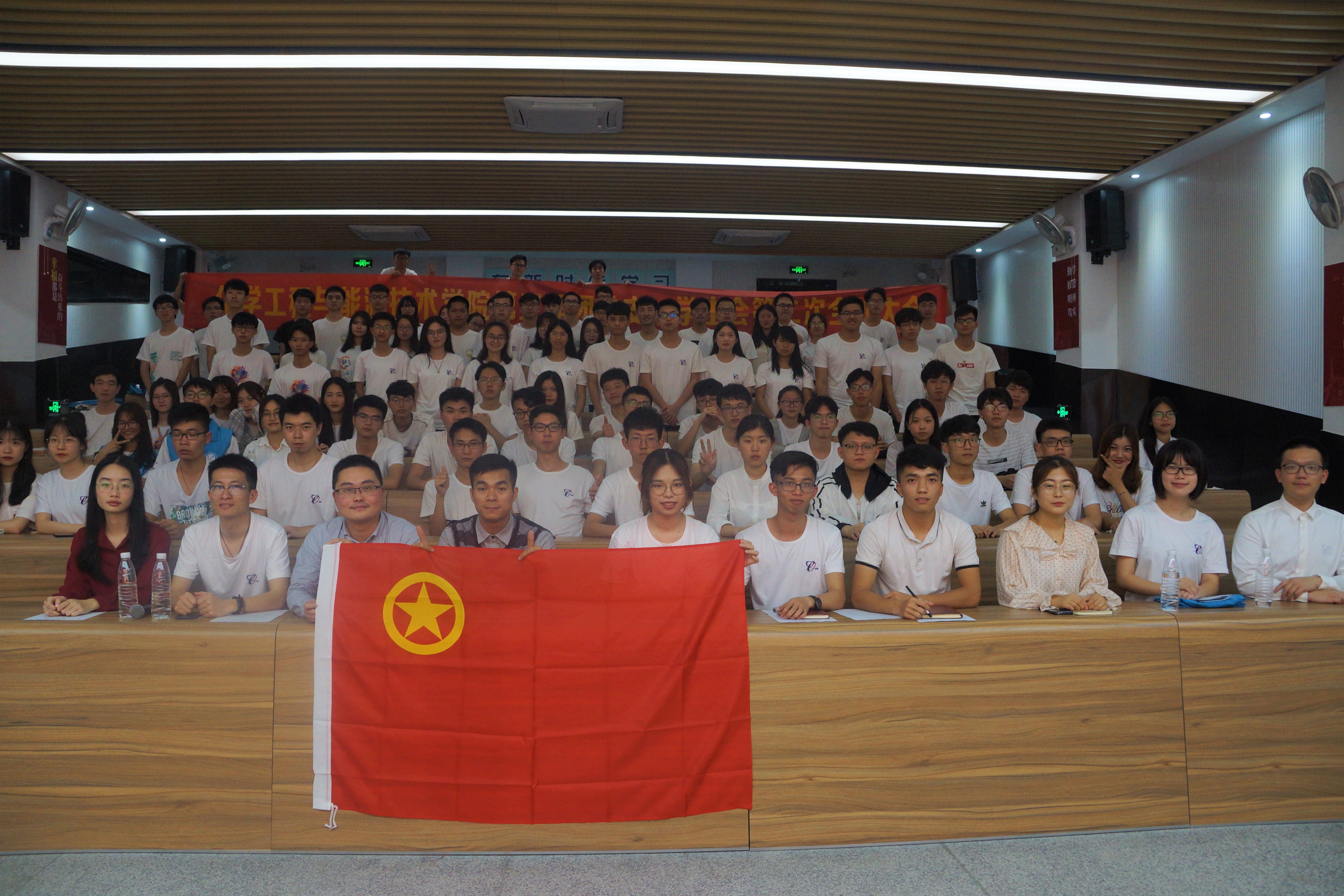 腐漫画
举行第三届团总支-学生会第二次全体大会1.jpg