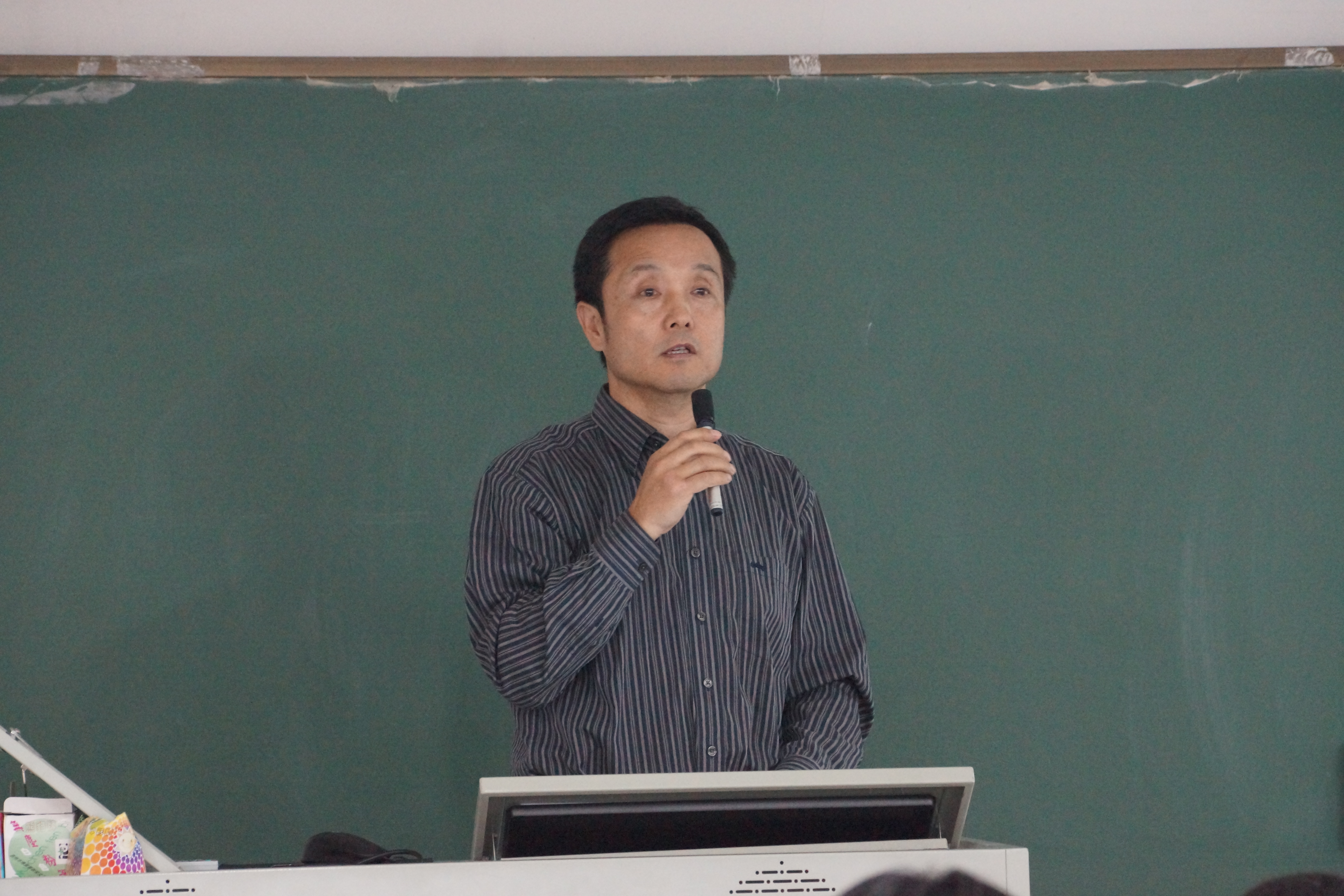 腐漫画
师生热议-争创一流本科教育2025行动计划-5.jpg