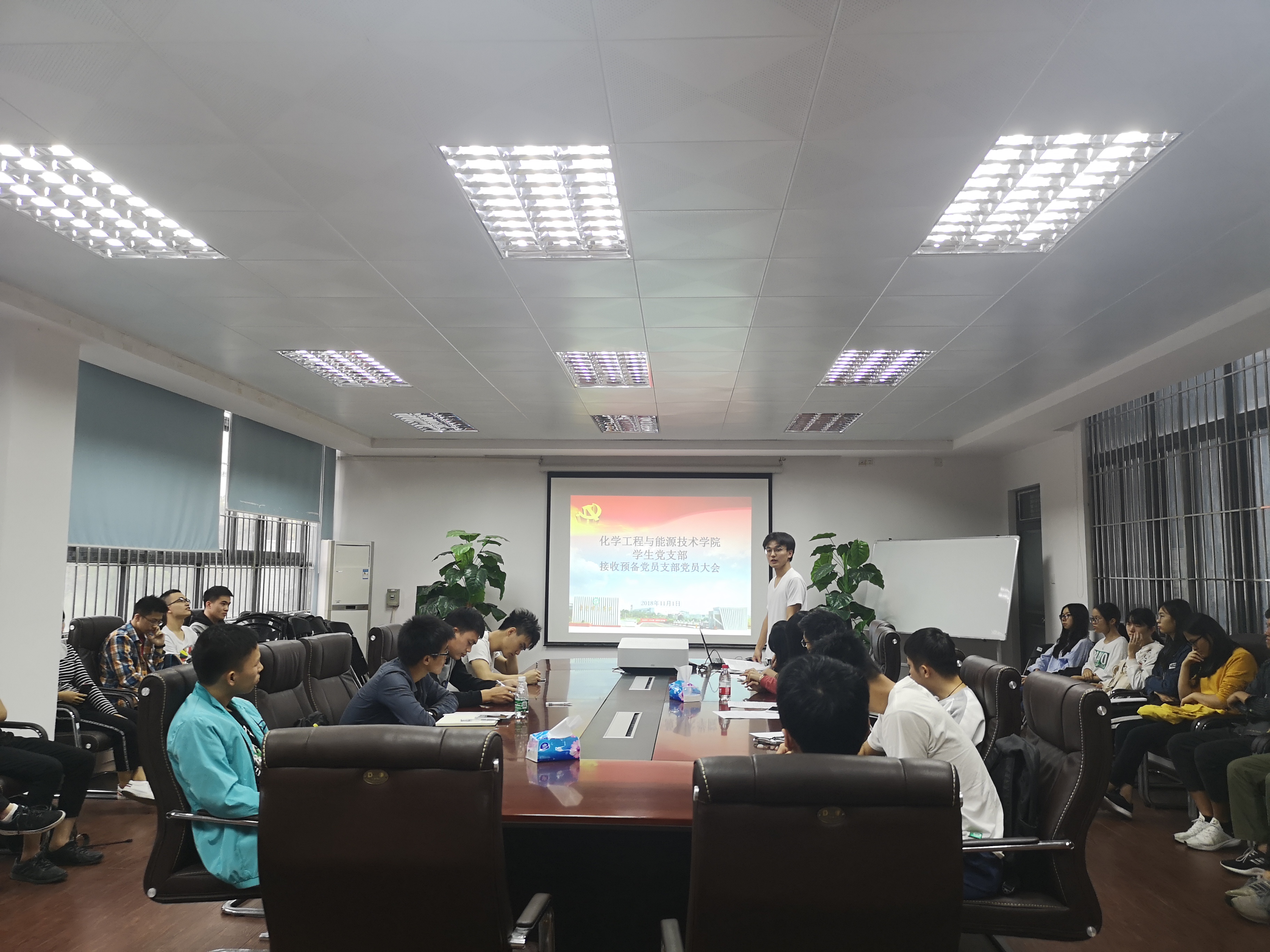 腐漫画
学生党支部召开接收预备党员支部党员大会2.jpg