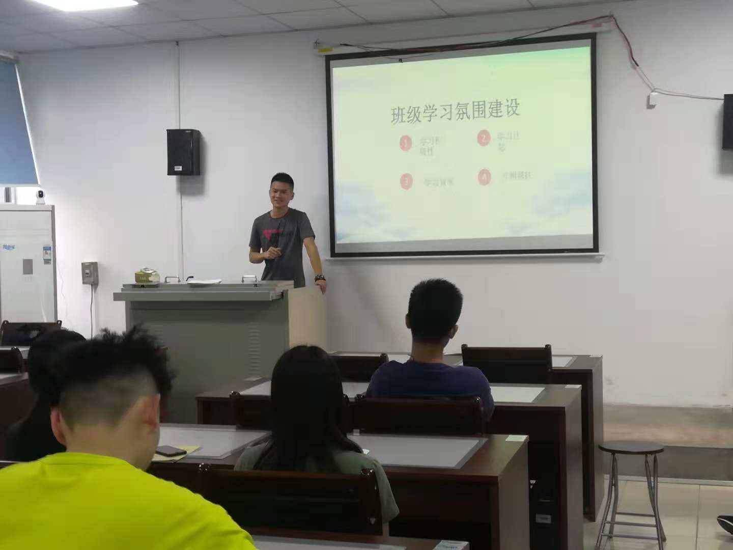 腐漫画
副院长陈佰满给学生上班会课2-1-.jpg