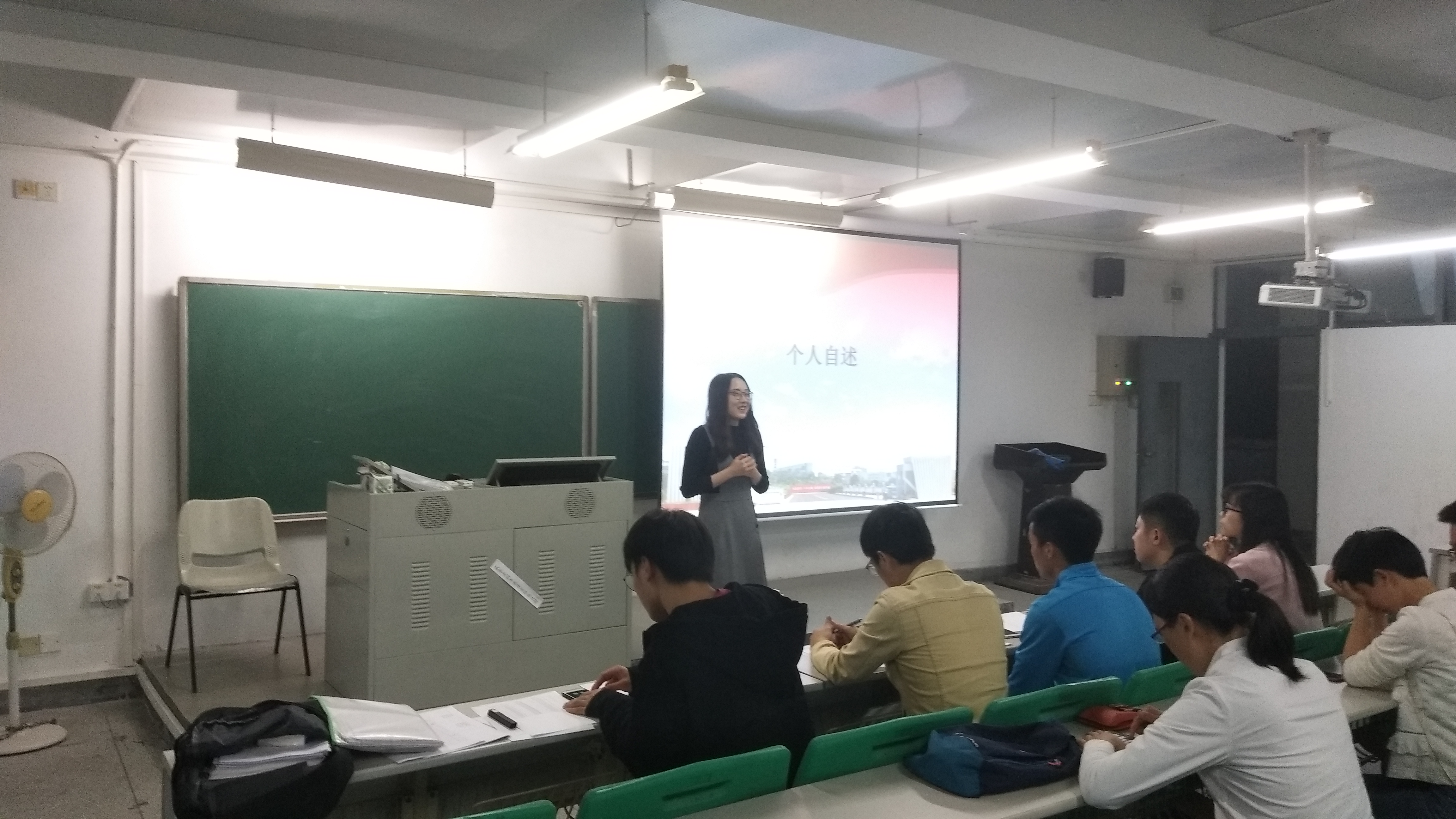 腐漫画
学生党支部顺利召开预备党员转正答辩大会3.jpg