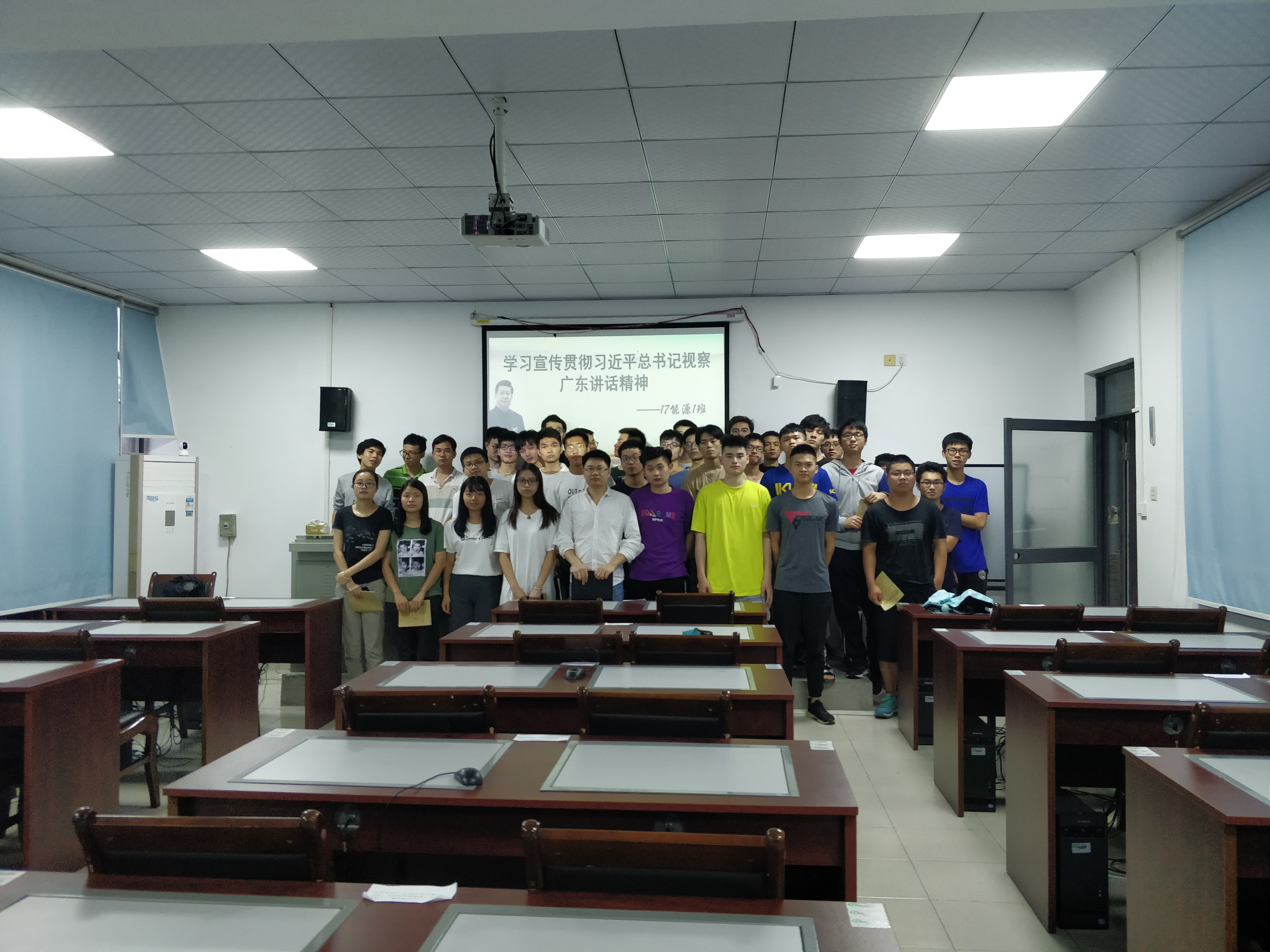 腐漫画
副院长陈佰满给学生上班会课3.jpg