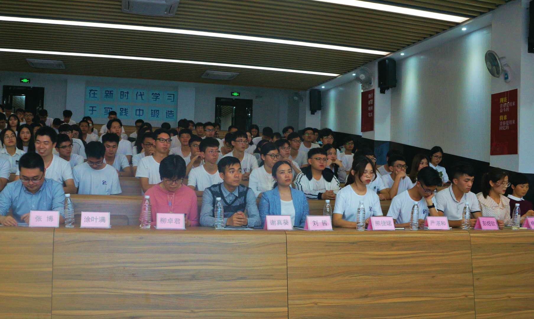 腐漫画
举行第三届团总支-学生会第二次全体大会6.jpg