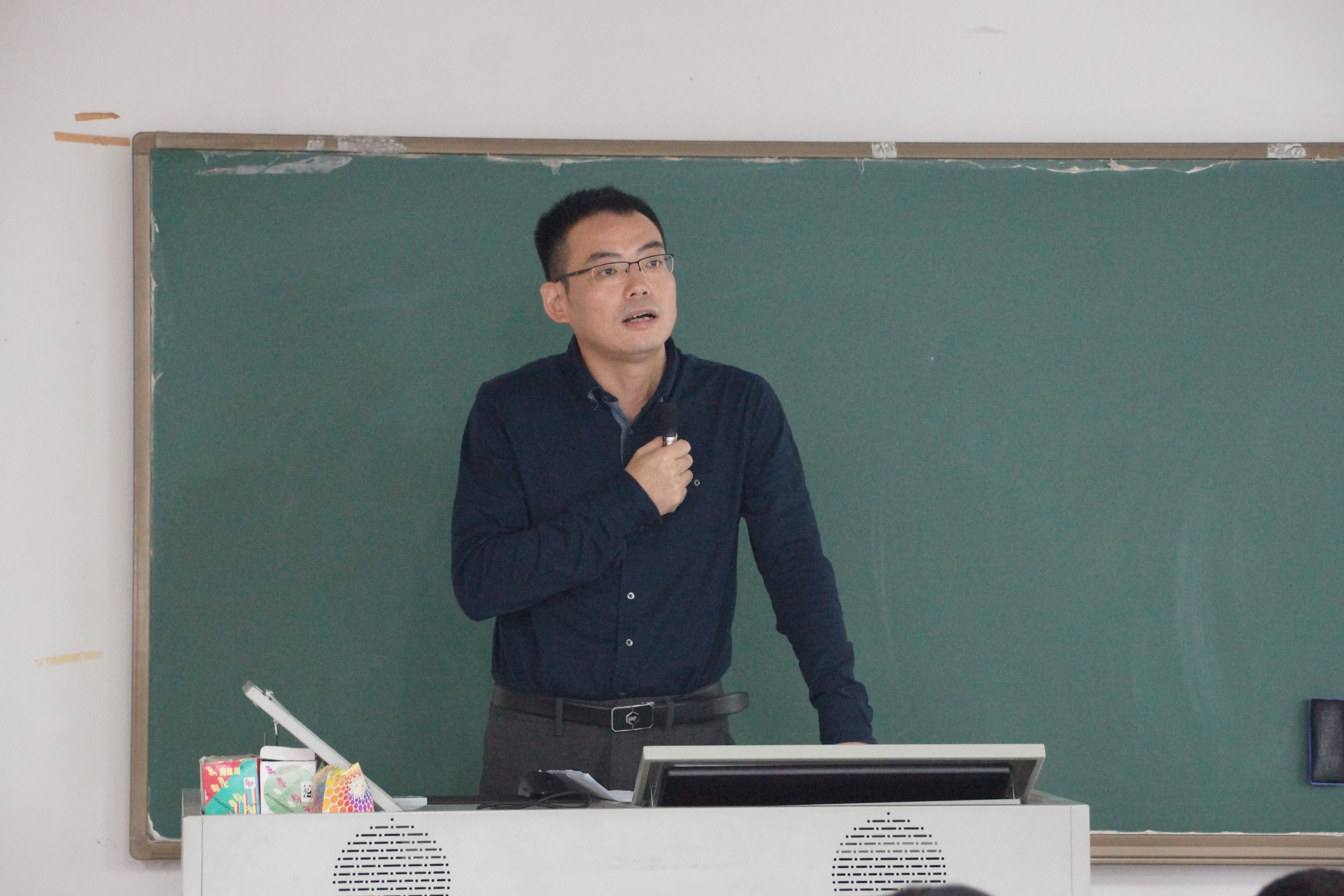 腐漫画
师生热议-争创一流本科教育2025行动计划-2.jpg