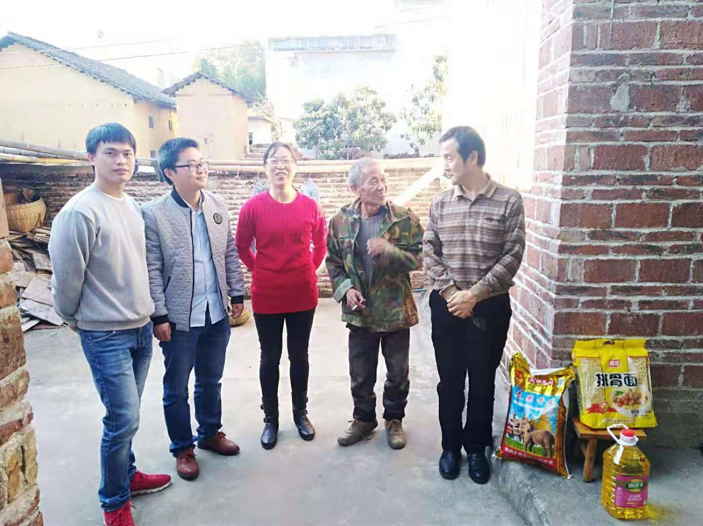 腐漫画
党总支第四次赴韶关斗湾村慰问对口帮扶农户1.png