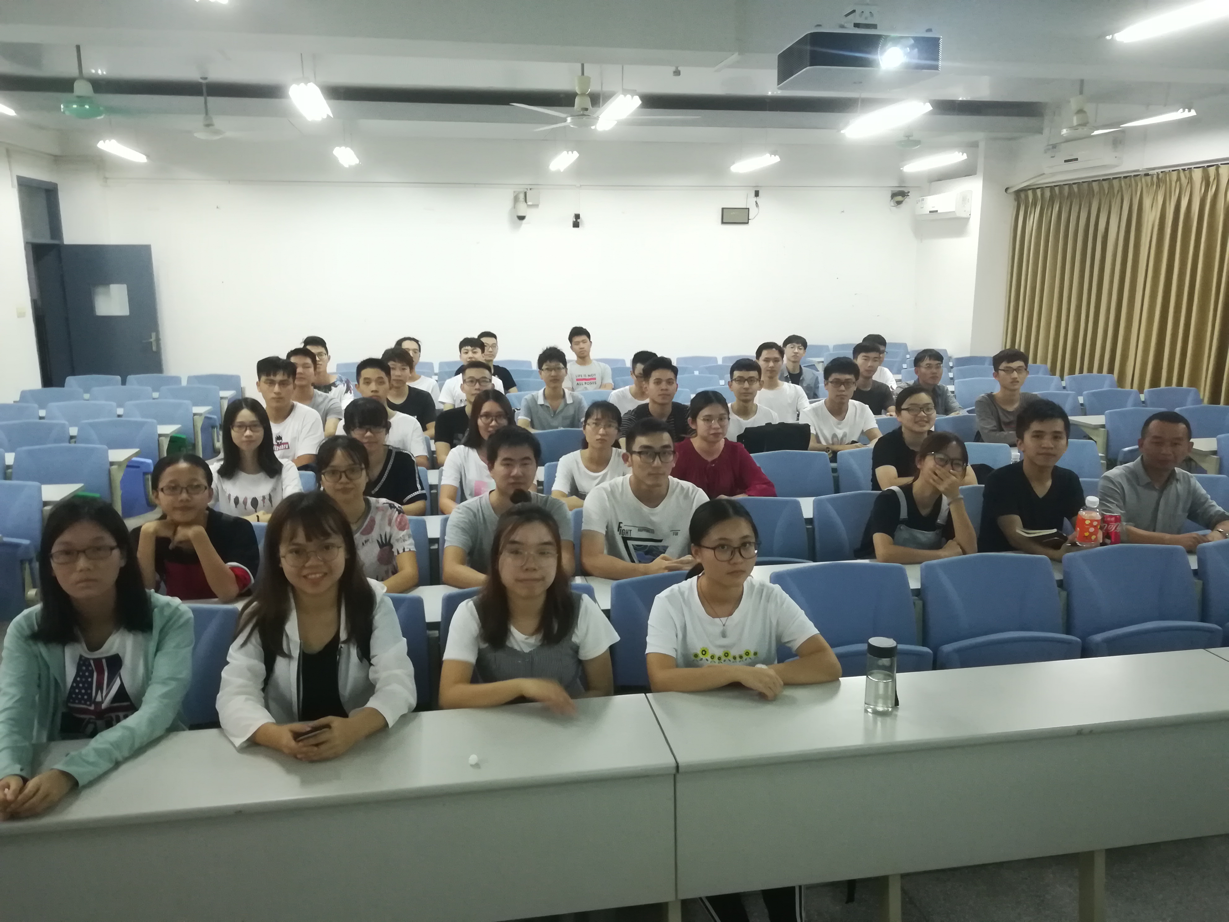 腐漫画
副院长尹辉斌给学生上班会课3.jpg