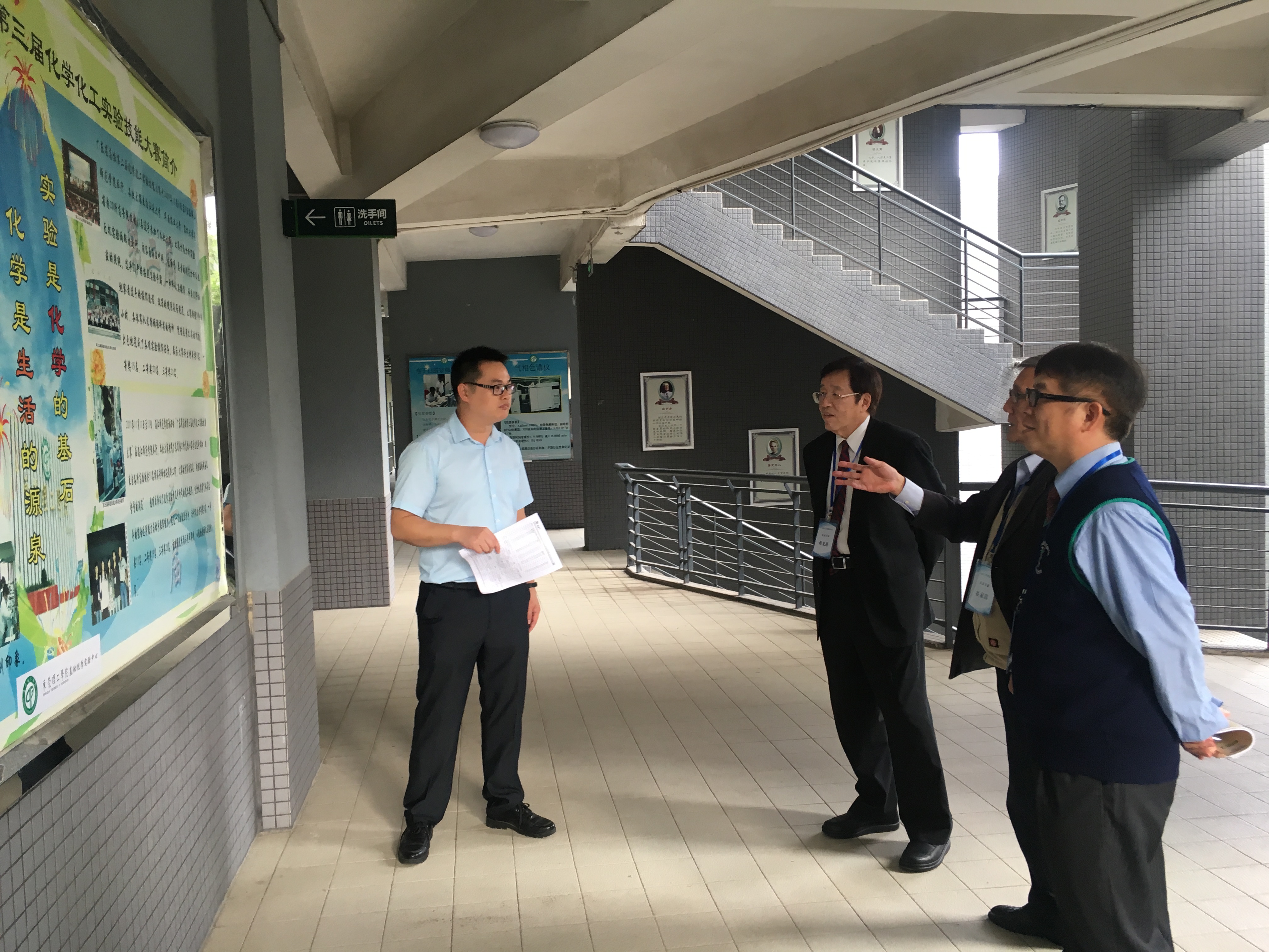 IEET工程教育认证团到腐漫画
进行实地访评2.jpg